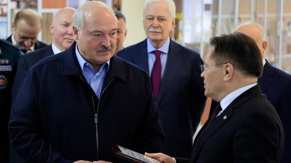 Гендиректор Росатома вручил Лукашенко паспорт БелАЭС (видео) - Sputnik Беларусь
