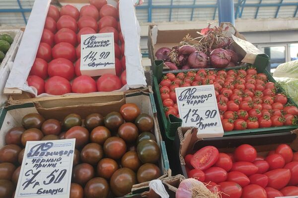 Цены на овощи и грибы на Комаровском рынке  - Sputnik Беларусь
