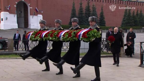 Путин возлагает цветы в честь Дня народного единства в России (трансляция) - Sputnik Беларусь