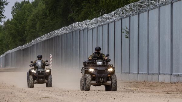 Польские пограничники патрулируют на квадроциклах вдоль пограничной стены на польско-белорусской границе - Sputnik Беларусь