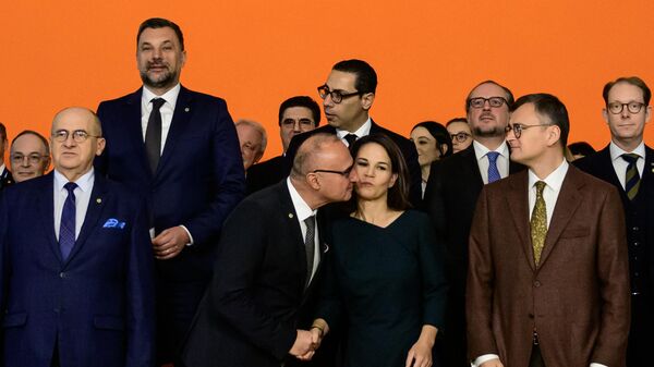Министр иностранных дел Хорватии Гордан Грлич-Радман целует министра иностранных дел Германии Анналену Бербок - Sputnik Беларусь