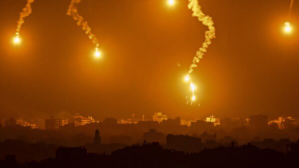 Cигнальные ракеты, сброшенные израильскими войсками над палестинским анклавом - Sputnik Беларусь