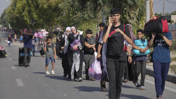 Палестинцы покидают южную часть сектора Газа на улице Салах ад-Дин в Бурейдже - Sputnik Беларусь