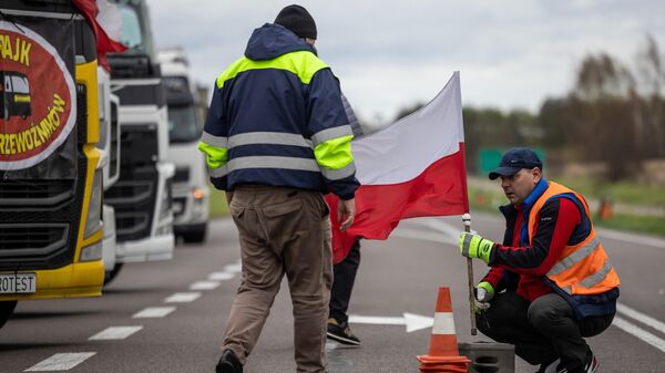 Польские грузоперевозчики блокируют пункты пропуска на границе с Украиной - Sputnik Беларусь