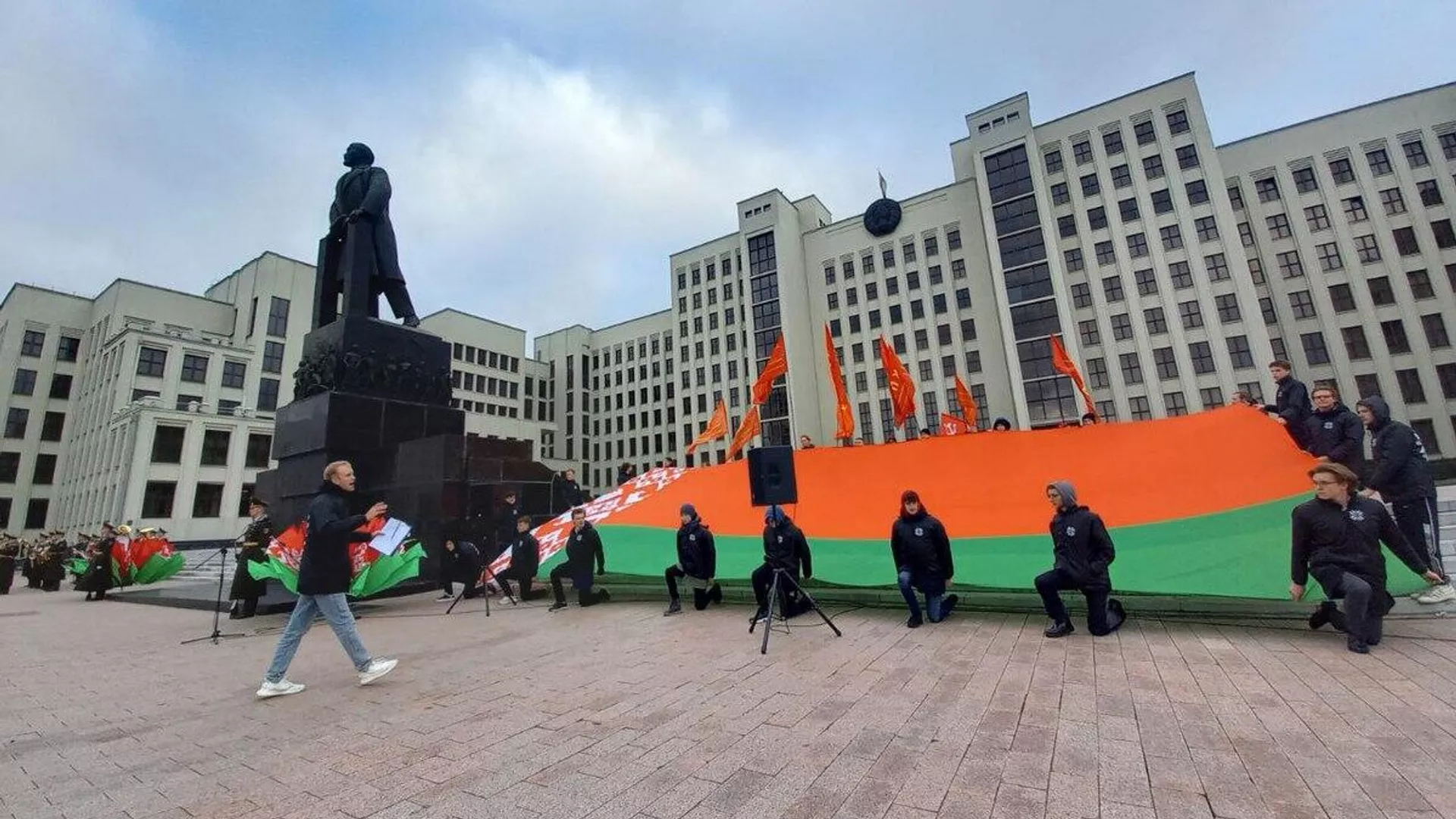 Возложение цветов к памятнику Ленину на площади Независимости в Минске - Sputnik Беларусь, 1920, 07.11.2025