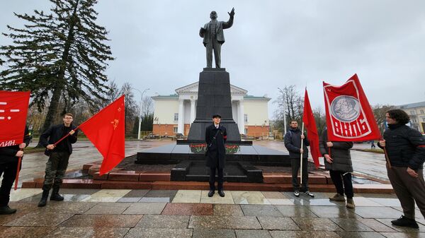 Коммунисты Витебска отметили 7 ноября вручением партбилетов и митингами - Sputnik Беларусь