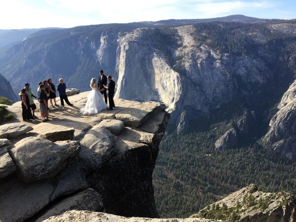 Пара сочетается браком на вершине Тафт-Пойнт в калифорнийском Йосемитском национальном парке.  - Sputnik Беларусь