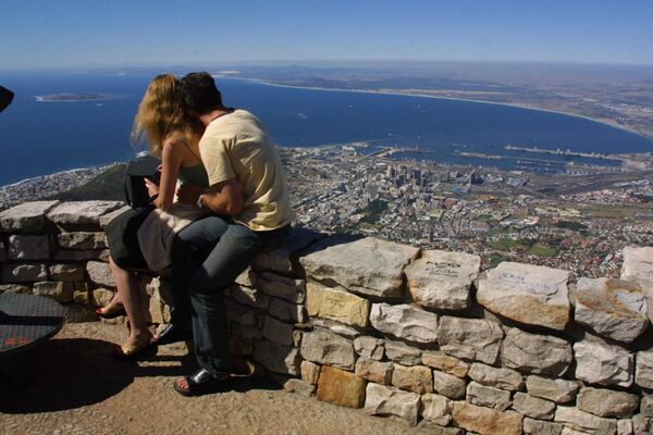 Пара туристов любуется видом с вершины Столовой горы в Кейптауне. - Sputnik Беларусь