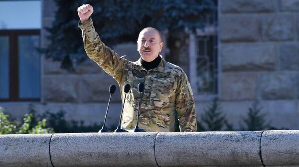 Ильхам Алиев на военном параде, посвященном третьей годовщине Победы в Отечественной войне - Sputnik Беларусь