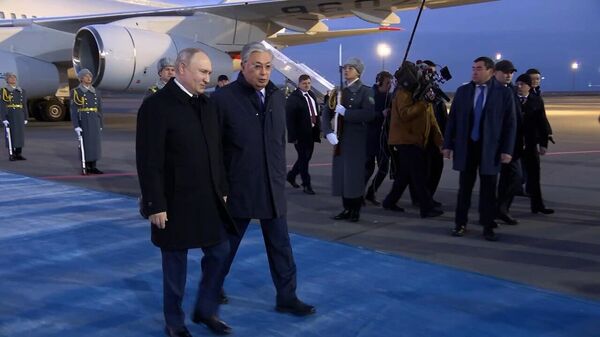 Токаев, почетный караул и Aurus: как встречали Путина в Казахстане (видео) - Sputnik Беларусь