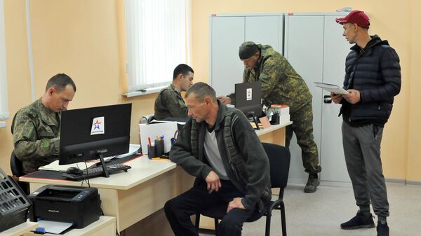 Инструкторы пункта отбора на военную службу ведут прием граждан, желающих заключить контракт на военную службу - Sputnik Беларусь