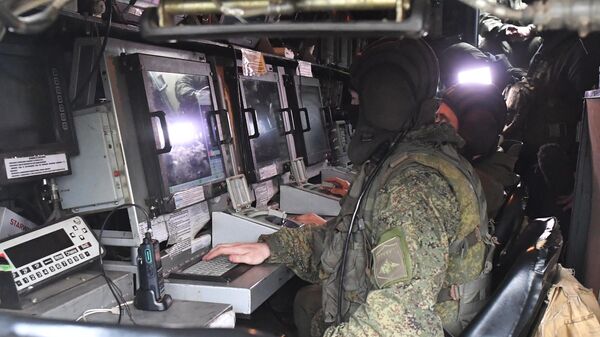 Военнослужащие в кабине командной машины зенитно-ракетного комплекса (ЗРК) Бук-М3 - Sputnik Беларусь