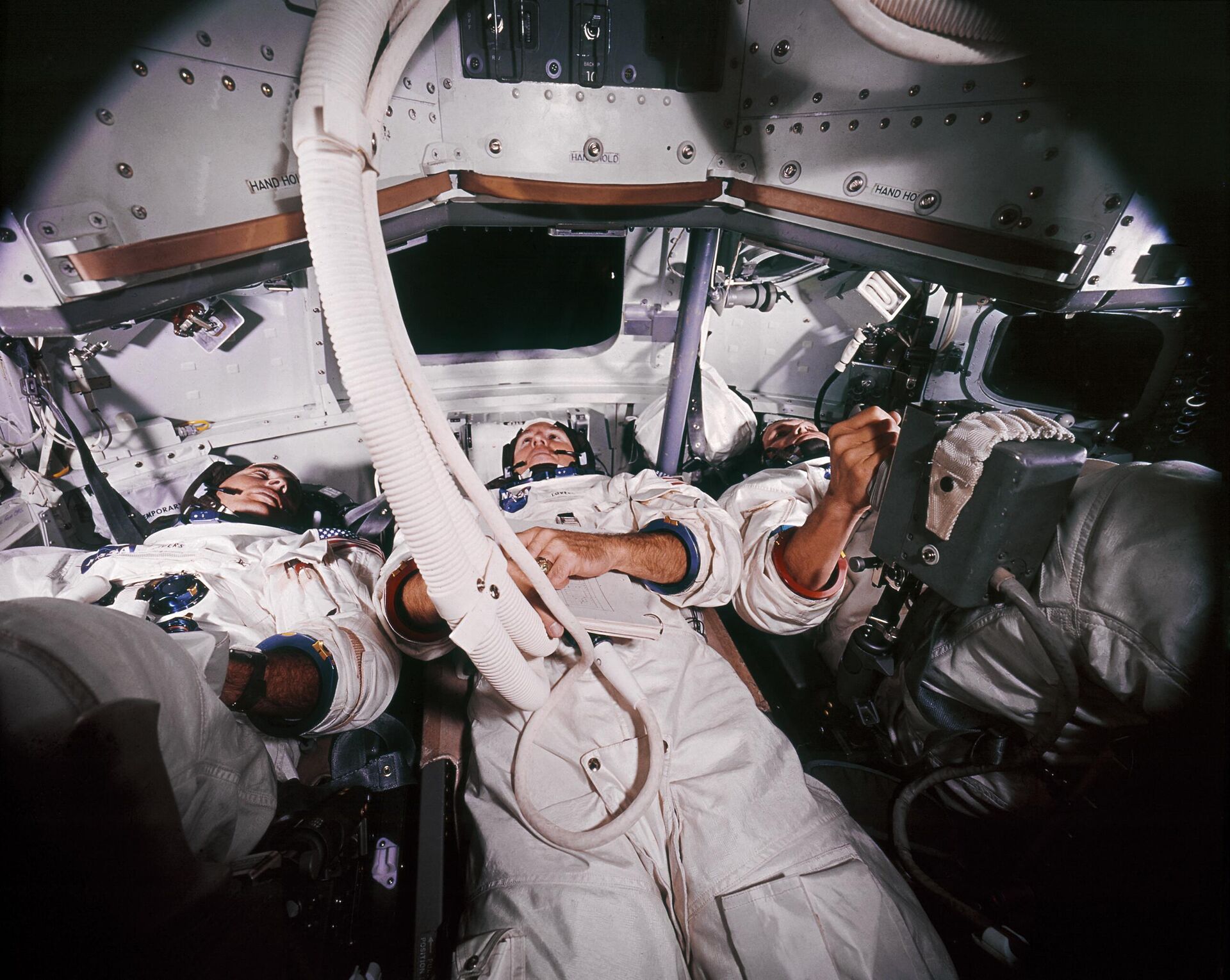 Слева направо на борту космического корабля Аполлон-8: Фрэнк Борман, пилот командного модуля Джеймс Ловелл и пилот лунного модуля Уильям Андерс - Sputnik Беларусь, 1920, 10.11.2023