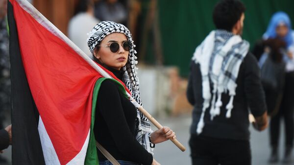 Девушка с флагом Палестины, архивное фото - Sputnik Беларусь