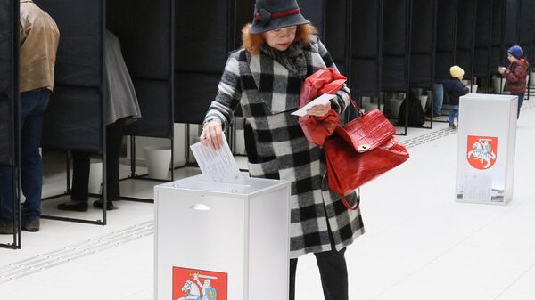 Женщина голосует во время досрочного голосования на избирательном участке в Вильнюсе, архивное фото - Sputnik Беларусь
