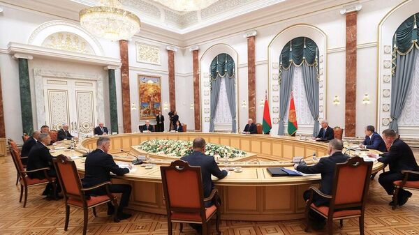 Александр Лукашенко на встрече с руководителями политических партий 10 ноября - Sputnik Беларусь