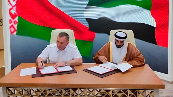 Министр обороны Беларуси Виктор Хренин и Государственный министр по делам обороны ОАЭ подписали соглашение о военном сотрудничестве - Sputnik Беларусь
