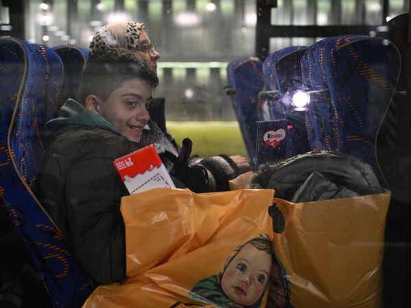В ночь на понедельник первая группа эвакуированных из сектора Газа российских граждан в составе 70 человек прибыла в Каир, где развернут оперативный штаб МЧС РФ. - Sputnik Беларусь