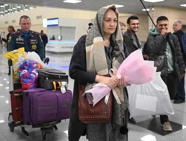 По словам Александра Коровина, эвакуированные из сектора Газа и доставленные в Москву россияне в медпомощи не нуждаются. - Sputnik Беларусь