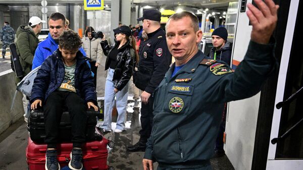 Российские граждане, эвакуированные из сектора Газа, в международном аэропорту Домодедово имени М.В. Ломоносова в Москве - Sputnik Беларусь