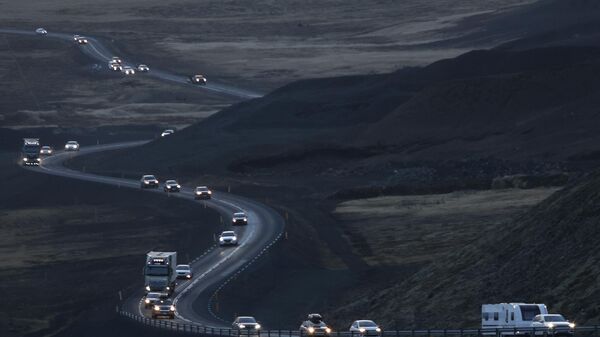 Очередь машин на дороге, ведущей из города Гриндавик, Исландия, понедельник, 13 ноября 2023 года - Sputnik Беларусь