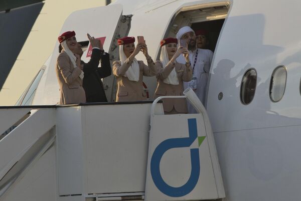 Члены экипажа Emirates наблюдают за демонстрацией полета. Дальнемагистральный авиаперевозчик Emirates открыл авиасалон в Дубае покупкой самолетов Boeing Co. на сумму 52 миллиарда долларов. - Sputnik Беларусь