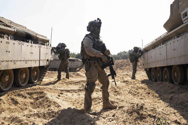 Израильские военные во время наземной операции в секторе Газа. - Sputnik Беларусь