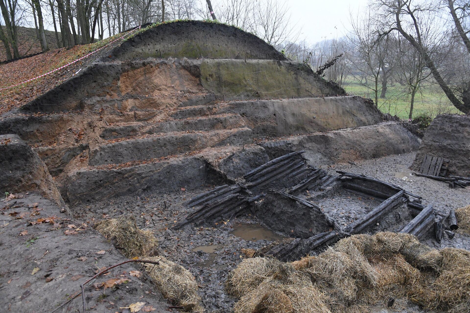 Консервация раскопок на Менке на зиму - Sputnik Беларусь, 1920, 15.11.2023