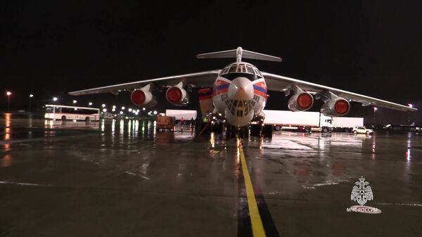 Спецборт Ил-76 МЧС России перед вылетом в сектор Газа - Sputnik Беларусь