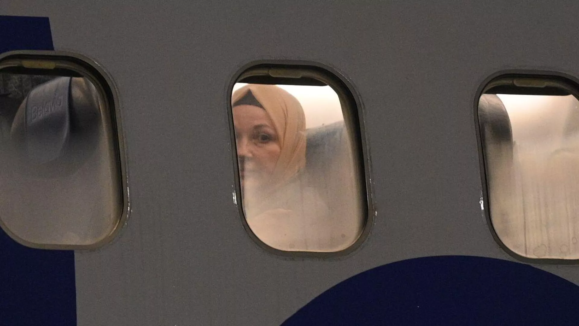 Женщина, прибывшая в Минск эвакуационным рейсом Белавиа - Sputnik Беларусь, 1920, 16.11.2023