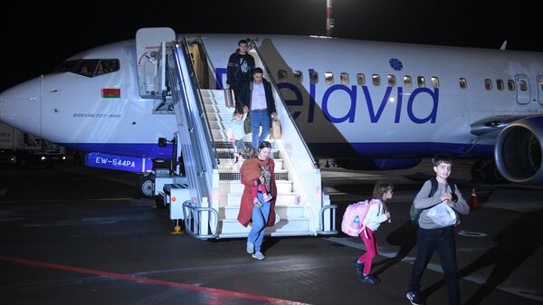 Лица и эмоции: рейс жизни привез эвакуированных из Газы белорусов и их семьи - Sputnik Беларусь