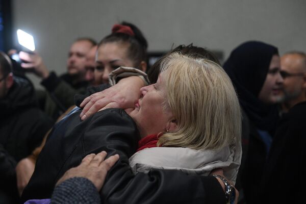Лица и эмоции: рейс жизни привез эвакуированных из Газы белорусов и их семьи - Sputnik Беларусь