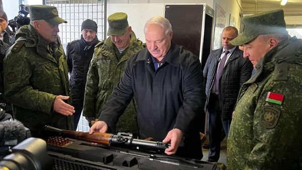 Президенту Беларуси в Гомеле подарили гранатомет - Sputnik Беларусь
