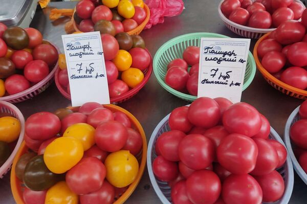 Цены на овощи на Комаровском рынке  - Sputnik Беларусь