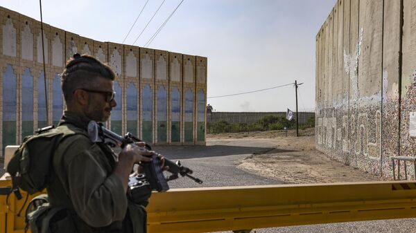 Израильский солдат в мошаве Нетив ха-Асара на юге Израиля недалеко от границы с сектором Газа - Sputnik Беларусь