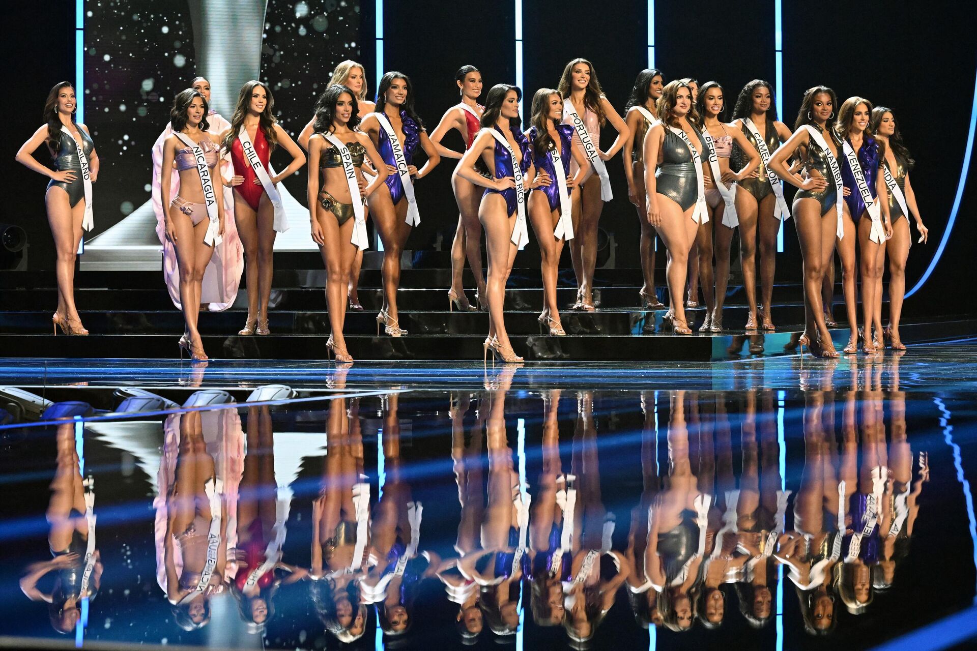 Участницы конкурса Мисс Вселенная 2023 позируют на сцене  - Sputnik Беларусь, 1920, 19.11.2023