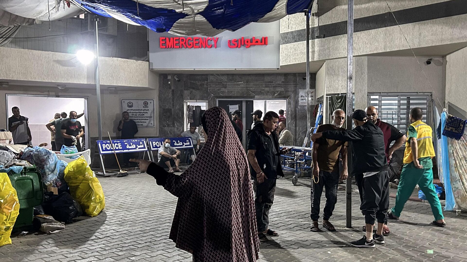 Люди стоят возле отделения неотложной помощи больницы Аль-Шифа в городе Газа 10 ноября 2023 года - Sputnik Беларусь, 1920, 19.11.2023
