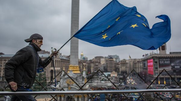 Участник акции в поддержку евроинтеграции Украины на площади Независимости в Киеве - Sputnik Беларусь