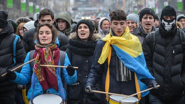 Удзельнікі акцый за еўраінтэграцыю Украіны падчас шэсця па Хрышчаціку, 2013 год - Sputnik Беларусь