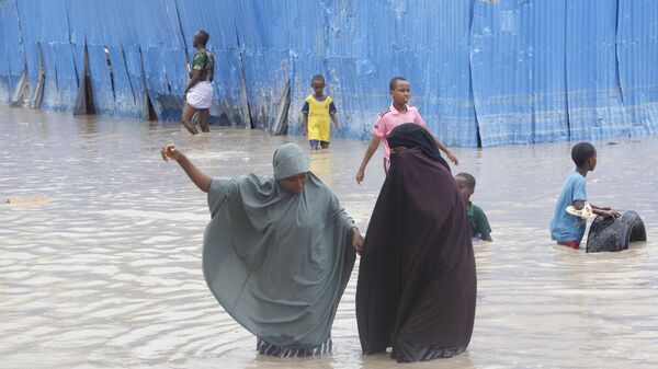 Сомалийские женщины во время проливных дождей в Могадишо, Сомали - Sputnik Беларусь