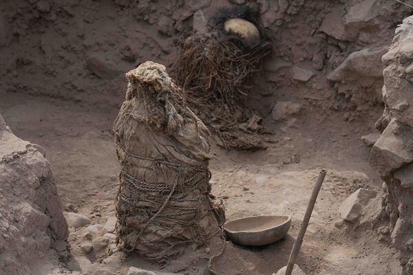 В районе Лимы на холме, окруженном домами и расположенном рядом с тренировочной площадкой одной из ведущих профессиональных футбольных команд Перу, археологи нашли пять мумий, которым более тысячи лет.На фото: одна из пяти мумий, обнаруженных перуанскими археологами, в районе Эль-Римак в Лиме, Перу. - Sputnik Беларусь