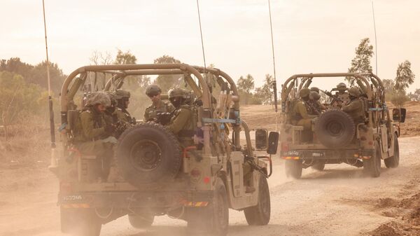 Израильские солдаты передислоцируются в районе на юге Израиля недалеко от сектора Газа - Sputnik Беларусь