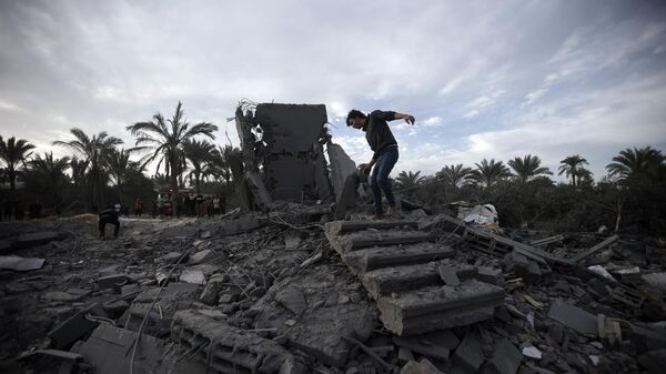 Палестинцы осматривают разрушенный дом после авиаударов Израиля в городе Хан-Юнис на юге сектора Газа - Sputnik Беларусь