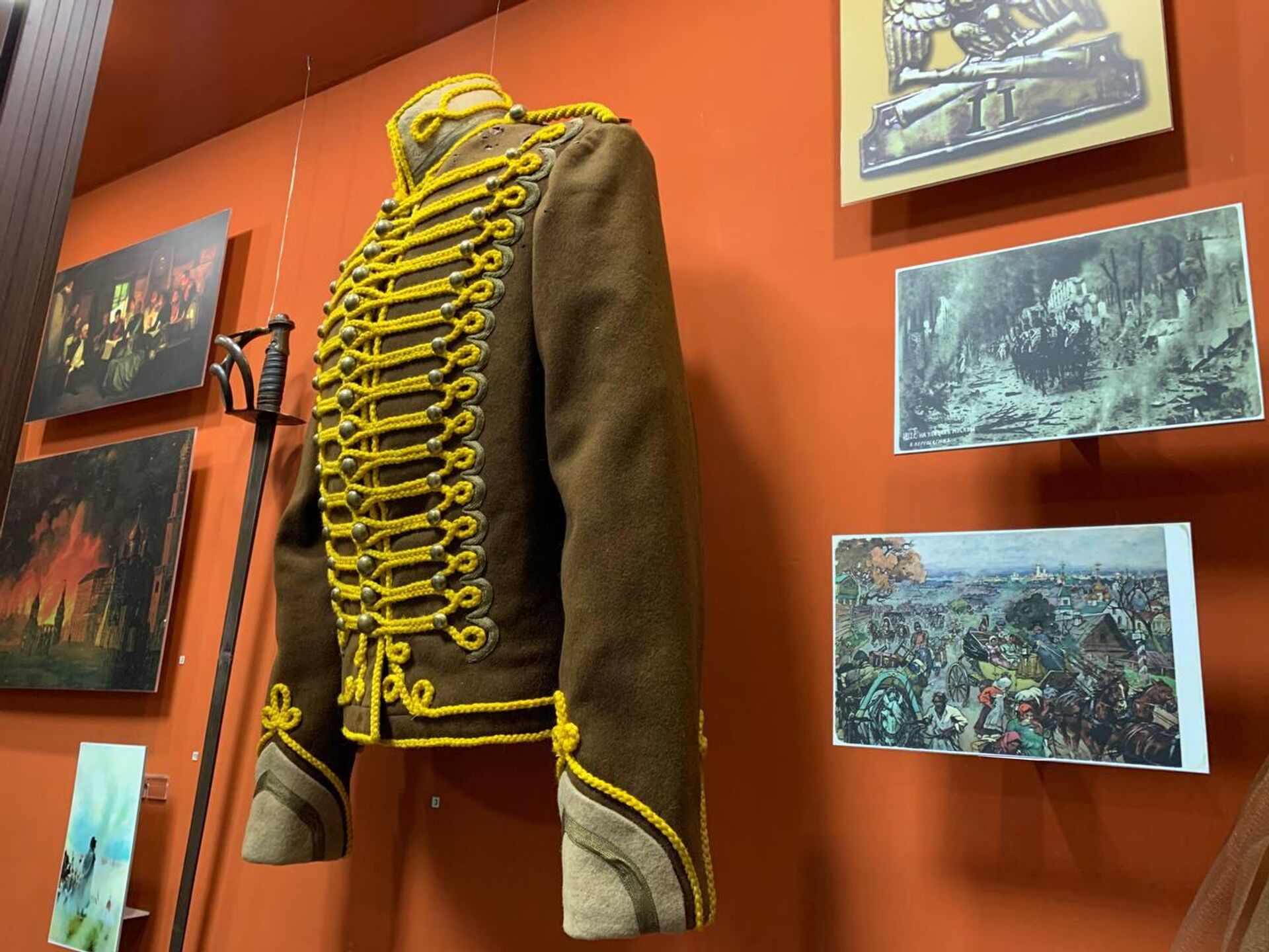 В витринах музея выставлены оригинальные образцы обмундирования и оружия эпохи Наполеона - Sputnik Беларусь, 1920, 23.11.2023