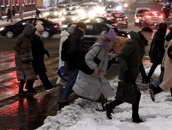 Из-за снега в нескольких местах застревали большегрузы – не могли подняться в гору. Пешеходам тоже приходилось несладко. - Sputnik Беларусь