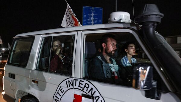 Автомобиль Международного Красного Креста, перевозящий российского заложника израильтянина Рона Кривого, освобожденного ХАМАСом, направляется к пограничному пункту Рафах с Египтом перед передачей Израилю 26 ноября 2023 года - Sputnik Беларусь