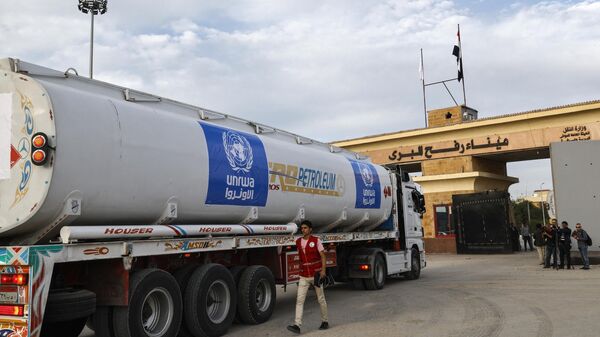 Грузовик с топливом  Агентства Организации Объединенных Наций для помощи палестинским беженцам и организации работ прибывает на египетскую сторону пограничного перехода Рафах с сектором Газа - Sputnik Беларусь