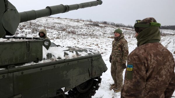 Украинские танкисты стоят рядом с танком Леопард 1А5 недалеко от линии фронта в Харьковской области - Sputnik Беларусь
