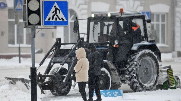 Трактор убирает снег - Sputnik Беларусь