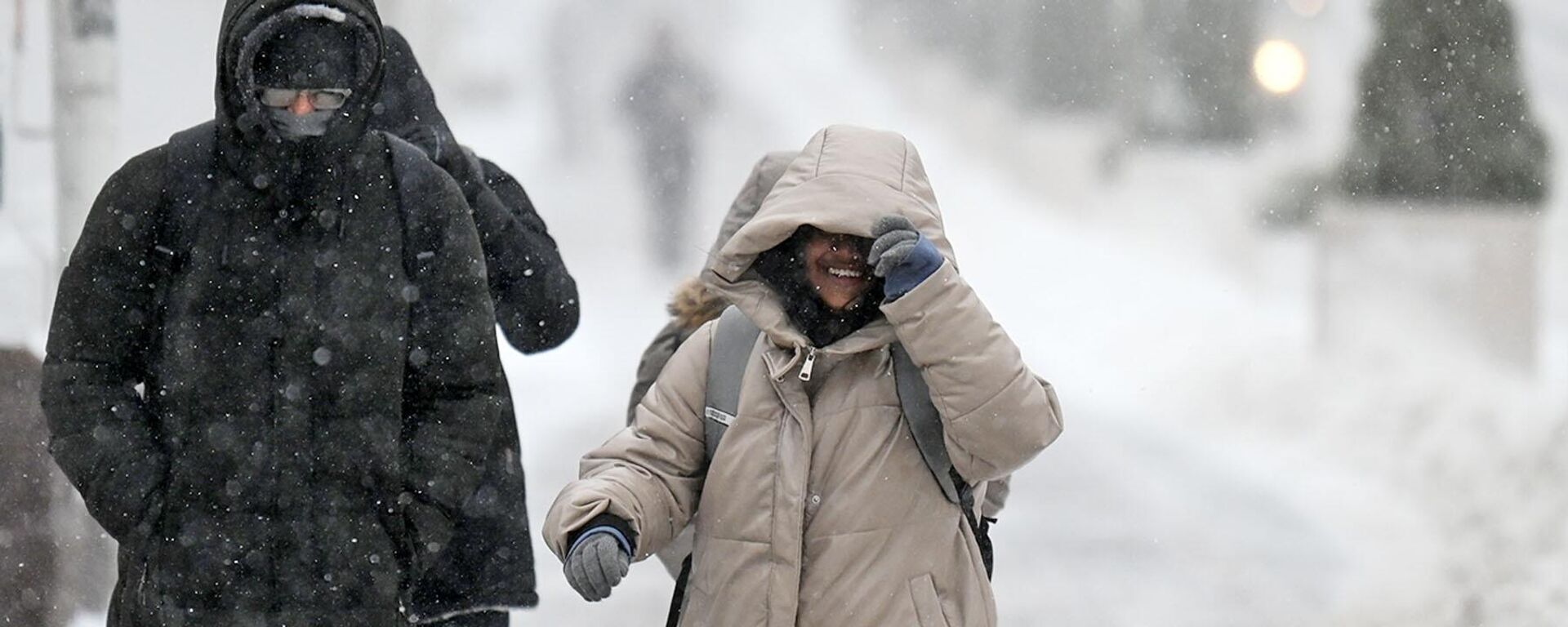 Люди прячутся от снега под капюшонами - Sputnik Беларусь, 1920, 25.11.2025